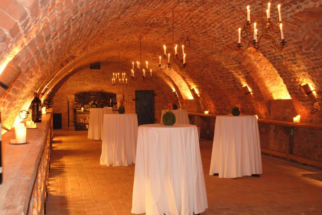 Schlosshotel Obermayerhofen Зеберсдорф Экстерьер фото