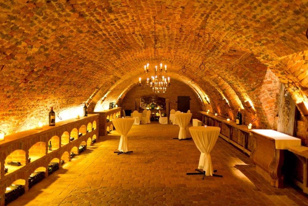 Schlosshotel Obermayerhofen Зеберсдорф Экстерьер фото